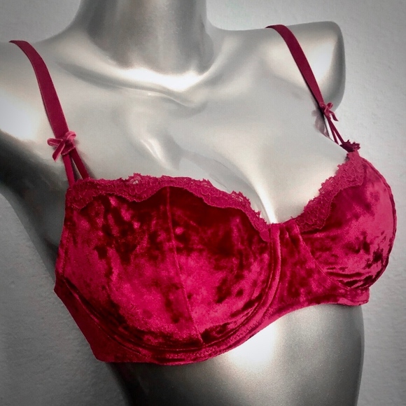 Victoria's Secret Red Velvet Dream Angels Bra - Picture 2 of 3